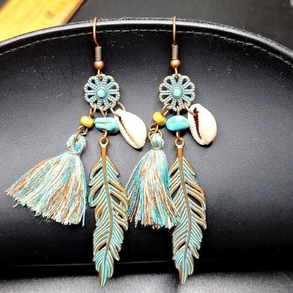 seashell drop Earrings with Turquoise feather tassel - Picture 2 of 3